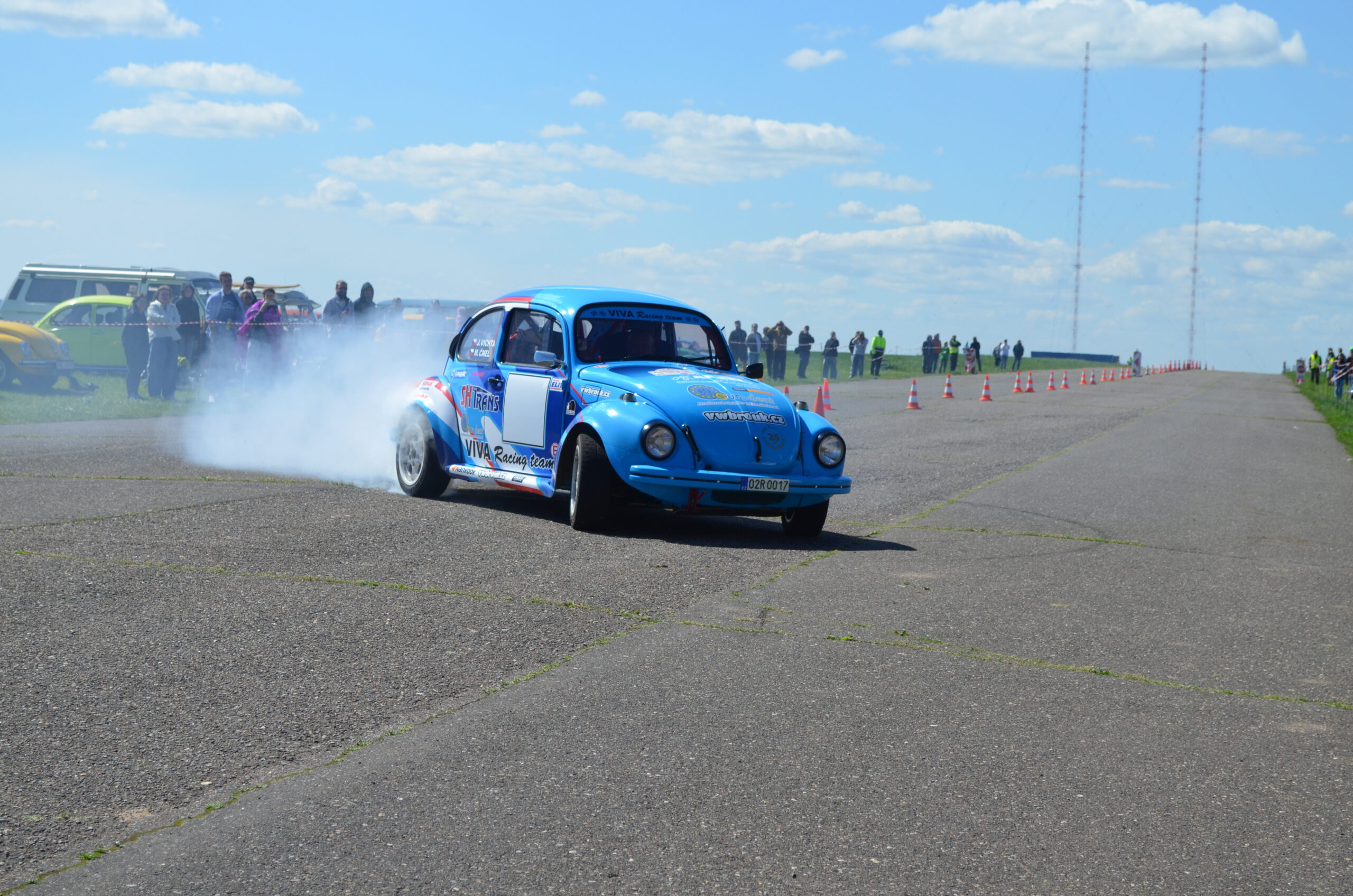 Závodní VW Brouk týmu VIVA Racing při exhibiční jízdě